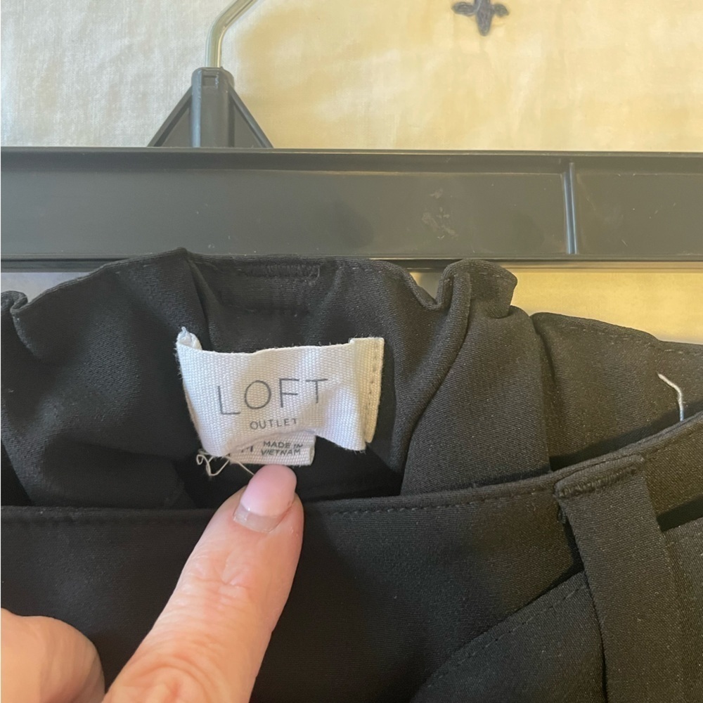Loft Outlet Pleated Tapered Pants in Crepe. Black - Picture 5 of 6
